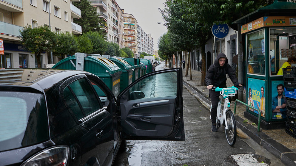 Un ciclista esquiva la puerta abierta de un coche en el carril bici de la calle Abejeras en Pamplona. IÑIGO ALZUGARAY