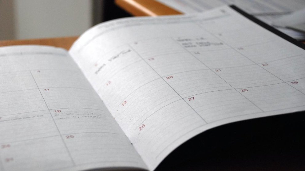Una persona revisa su calendario en una agenda. ARCHIVO.