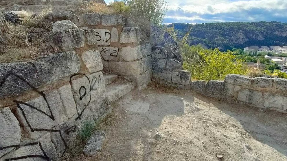 Pintadas vandálicas en el Castillo Mayor, declarado Bien de Interés Cultural. AYUNTAMIENTO DE ESTELLA