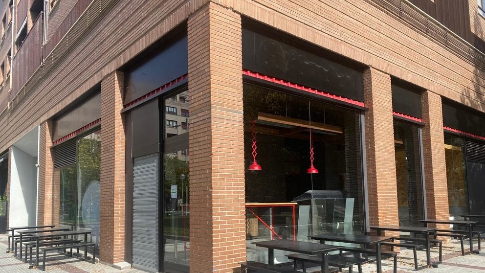 Imagen de la fachada del local donde ha estado abierta la pizzeria Pizza Hut, en el barrio de Iturrama de Pamplona.