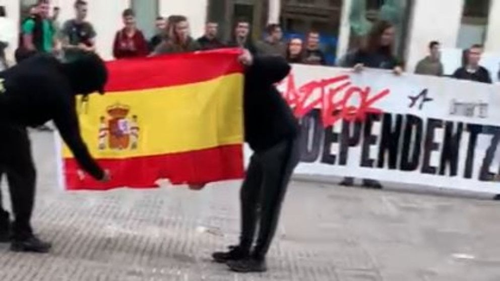Dos encapuchados queman en la UPNA una bandera de España. CEDIDA