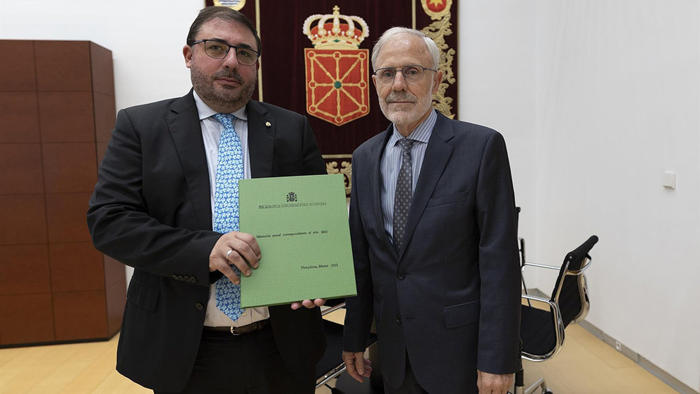 El presidente del Parlamento foral, Unai Hualde, recibe en su despacho oficial a José Antonio Sánchez Sanchez-Villarés, fiscal superior de Navarra. PARLAMENTO DE NAVARRA