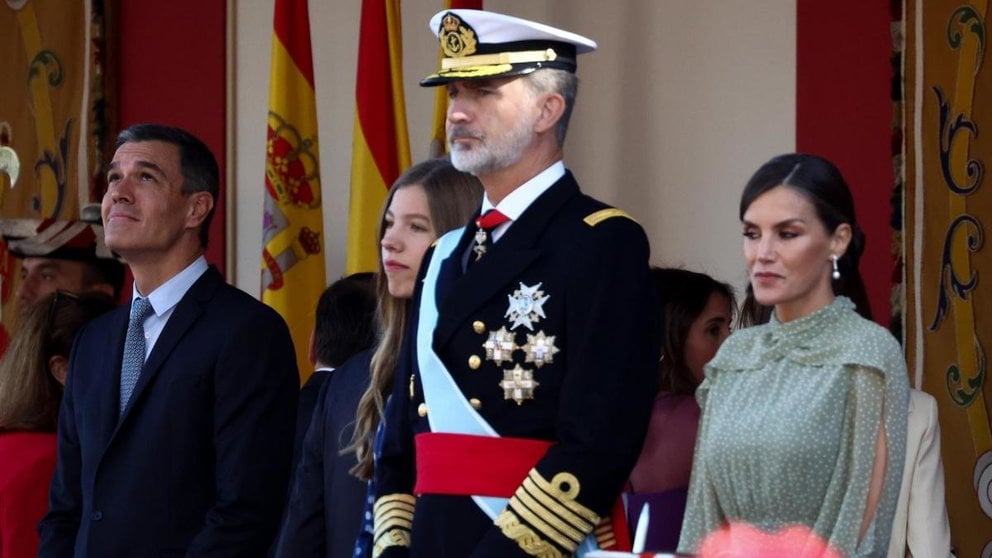 El presidente del Gobierno, Pedro Sánchez; la Infanta Sofía; el Rey Felipe VI y la Reina Letizia, durante el acto solemne de homenaje a la bandera nacional y desfile militar en el Día de la Hispanidad. Eduardo Parra - Europa Press