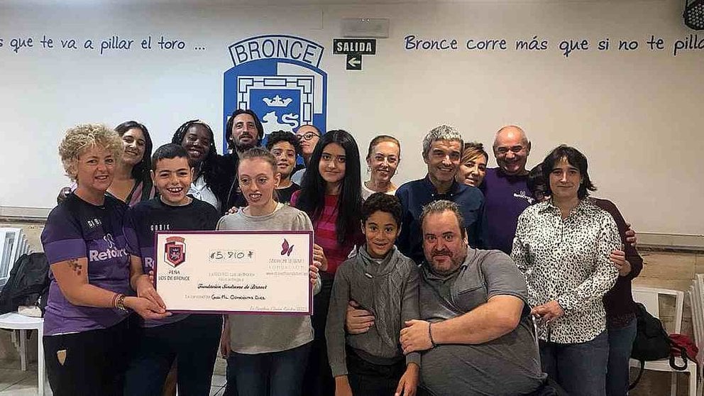 Miembros de la Peña Los de Bronce hicieron entrega a la Fundación Síndrome de Dravet del cheque solidario de El Pancartazo. CEDIDA