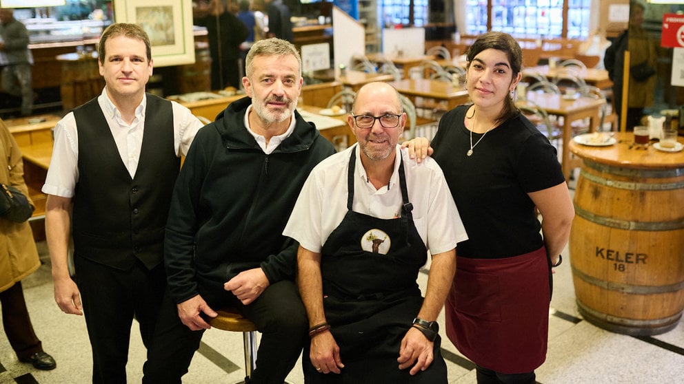 Jesús Navascués, Eugenio Goñi, Javier Hidalgo y María Leunda en la cafetería Reta de Pamplona. PABLO LASAOSA