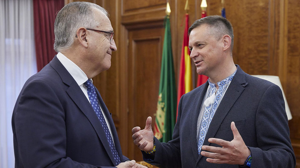 El alcalde, Enrique Maya, recibe a un diputado ucraniano del Consejo Regional de Lviv que está realizando el Camino de Santiago desde Ucrania. AYUNTAMIENTO DE PAMPLONA