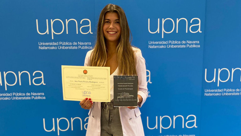 Ana Nuria Peralta, ganadora del premio TFG en Fisioterapia, posa con su diploma y galardón. UPNA