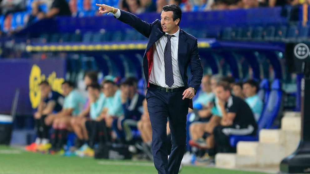 El técnico del Villarreal, Unai Emery, durante el encuentro correspondiente a la novena jornada de primera división que disputan hoy lunes frente a Osasuna en el estadio Ciudad de Valencia. EFE / Domenech.
