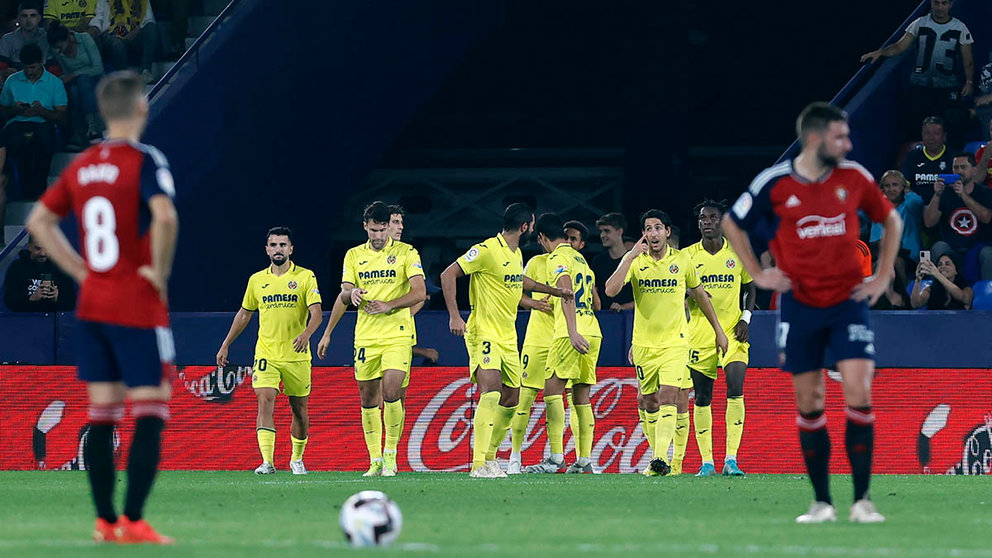Los jugadores del Villarreal celebran el segundo gol ante Osasuna, durante el partido de Liga en Primera División que disputan este lunes en el estadio Ciutat de Valencia. EFE/Domenech Castelló