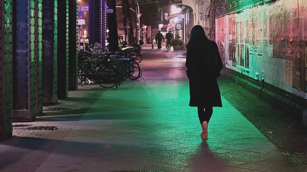 Mujer andando sola de noche. ARCHIVO
