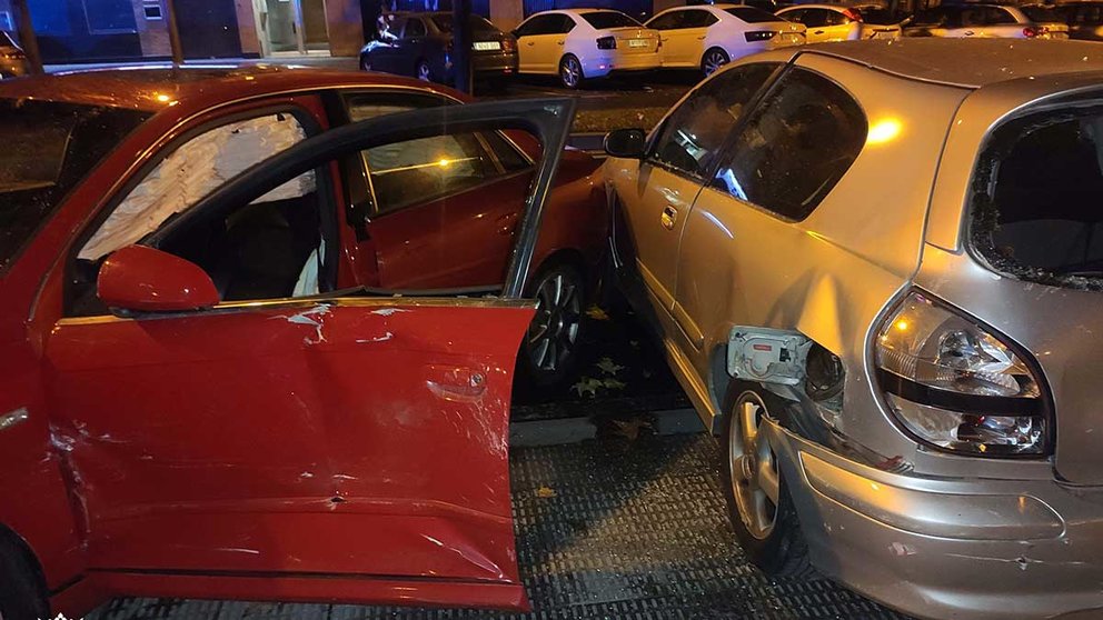 El conductor chocó contra 2 turismos estacionados causando daños muy importantes. POLICÍA MUNICIPAL DE PAMPLONA.