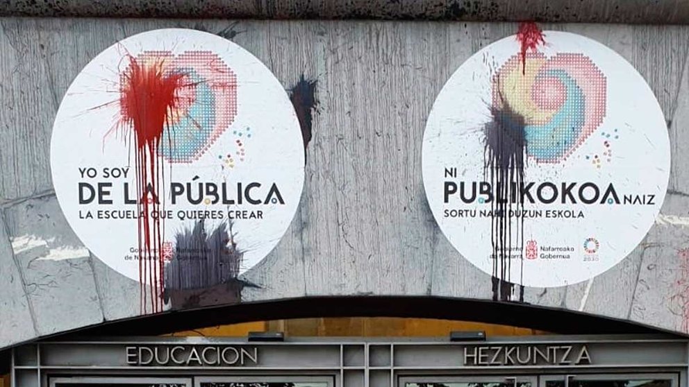 Ataque con globos de pintura a la fachada del edificio del Departamento de Educación del Gobierno de Navarra.