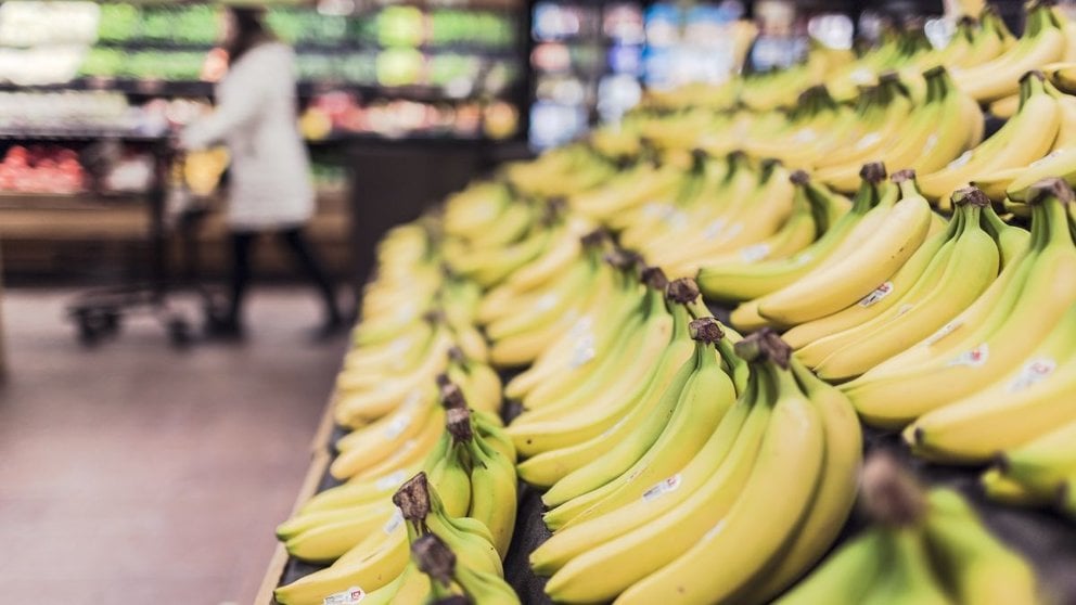 Supermercado y plátanos. ARCHIVO
