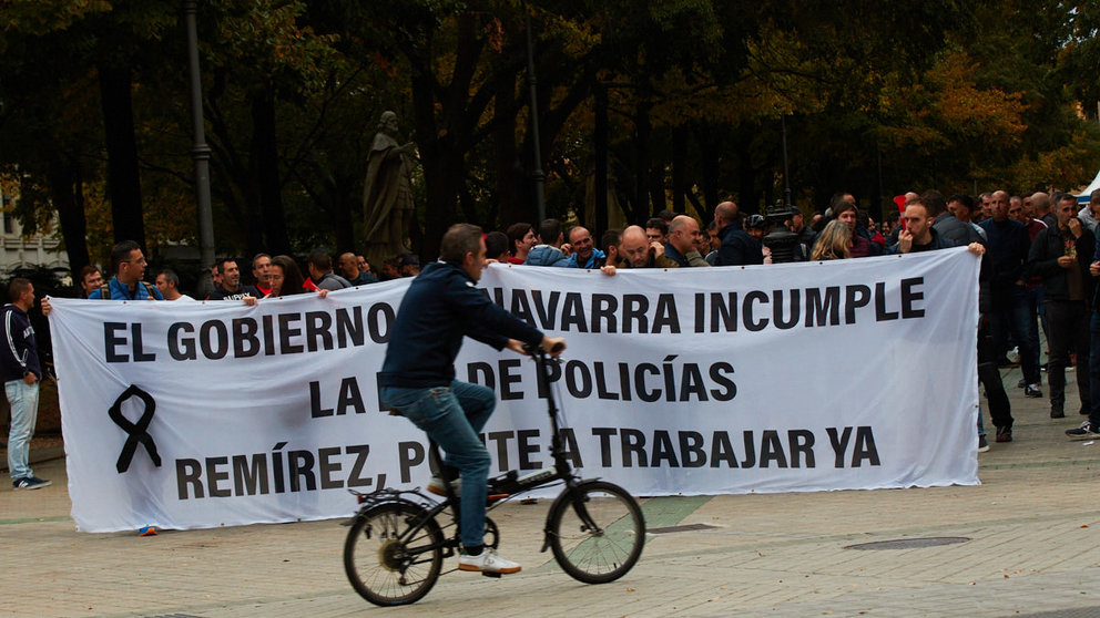 Concentración de policías forales frente al Parlamento de Navarra para exigir el desarrollo reglamentario de la ley foral de Policías. IÑIGO ALZUGARAY
