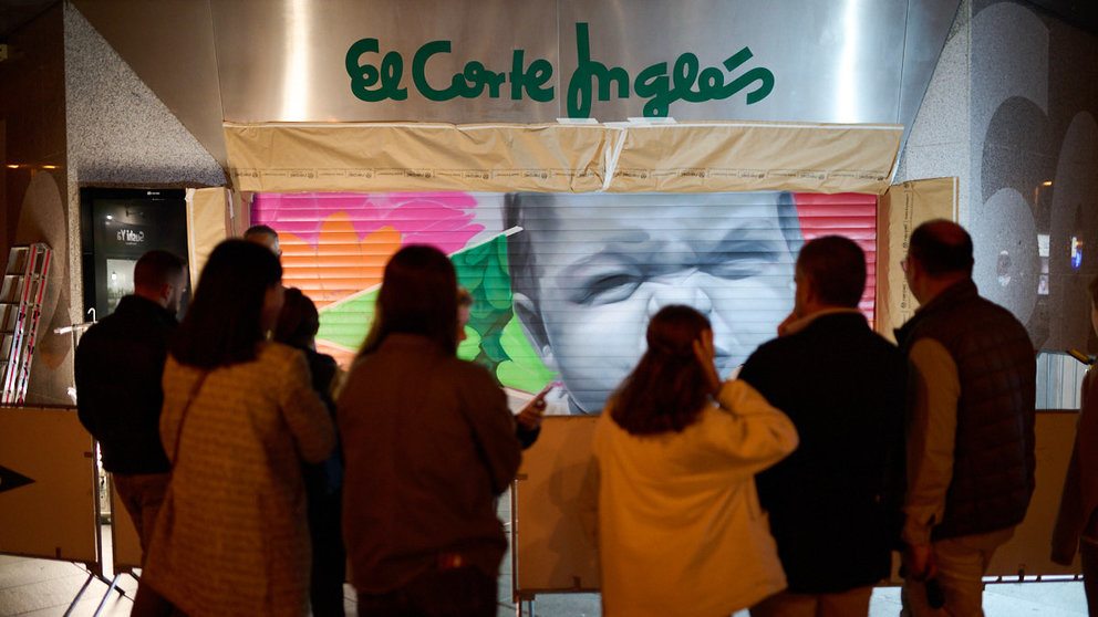 El Corte Inglés de Pamplona decora una de sus persianas con un grafitti del artista Nexgraff. PABLO LASAOSA