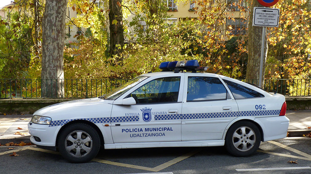 Automóvil de la policía municipal en Estella