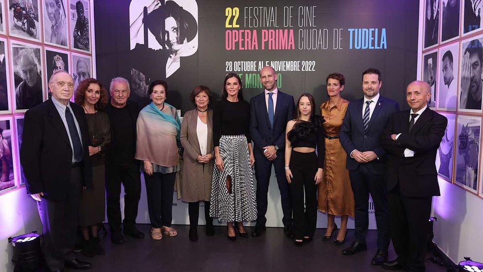 La reina Letizia posa con las autoridades e invitados al acto homenaje a Pilar Miró celebrado en Tudela dentro del Festival Ópera Prima.