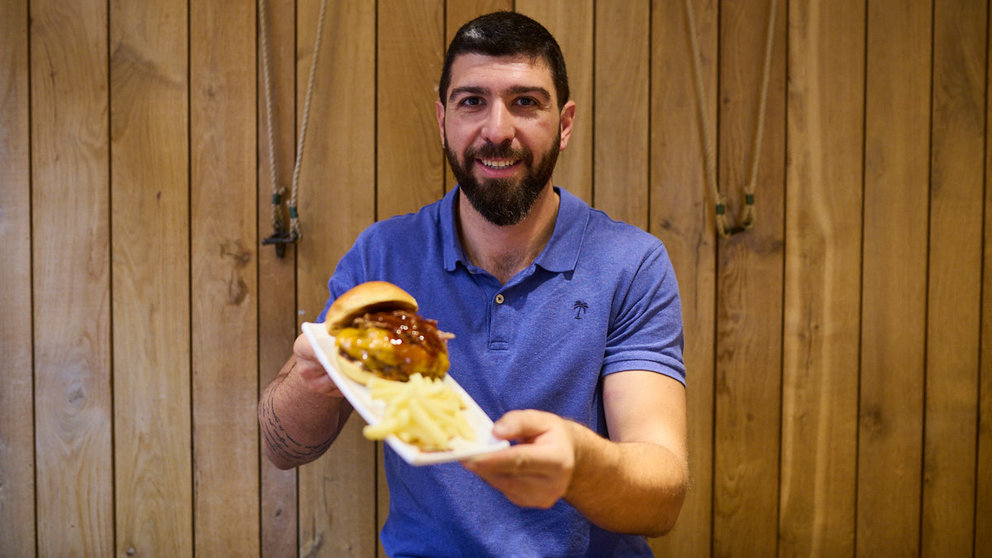 Carlos Jordán, dueño del Bar Picnic en la Plaza de San Nicolás, con la mejor hamburguesa de Navarra. PABLO LASAOSA