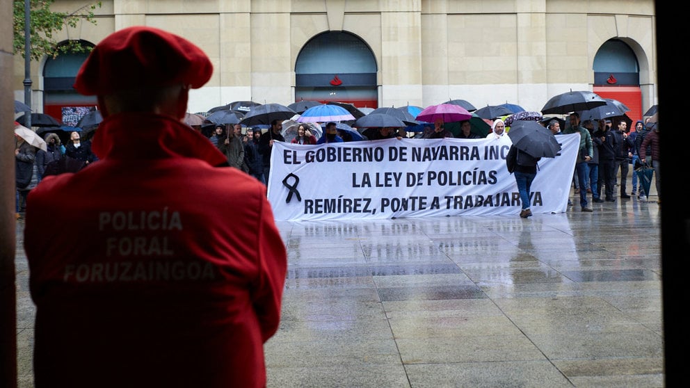 Policías forales se concentran frente al Palacio de Navarra para pedir el desarrollo de la ley foral de Policías, coincidiendo con la reunión de la Mesa Sectorial de Policía Foral. IÑIGO ALZUGARAY