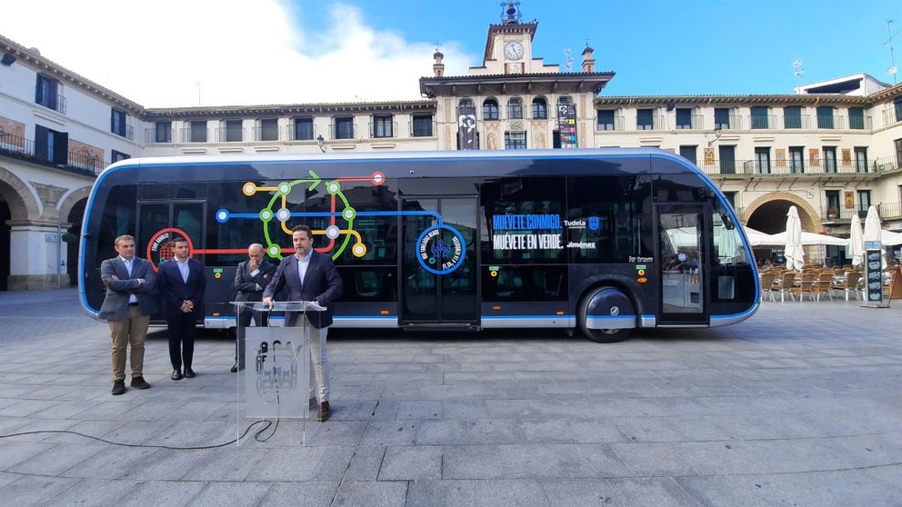 El alcalde de Tudela, Alejandro Toquero, presenta el nuevo servicio de transporte urbano de la ciudad. - AYUNTAMIENTO DE TUDELA