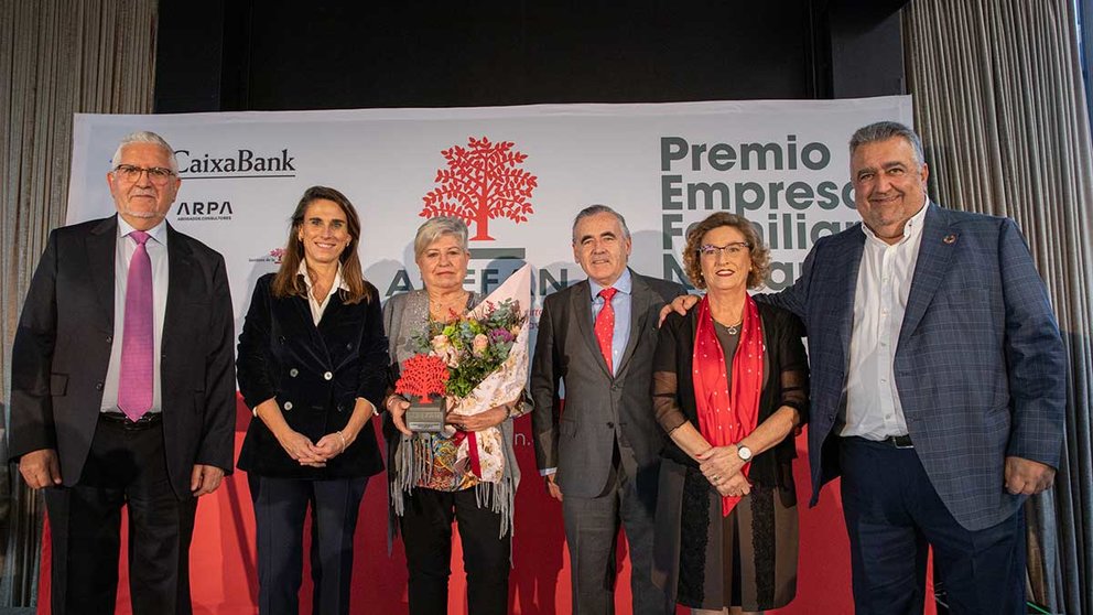 De izquierda a derecha. Alfonso Antoñanzas, Isabel Moreno (CaixaBank), Margarita (mujer de Alfonso), Francisco Esparza y Marisa Sainz (ADEFAN) y Jesús Antoñanzas