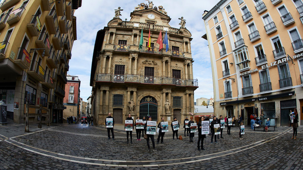Protesta de AnimaNaturalis y CAS International para que los ayuntamientos dejen de destinar dinero público a las fiestas con toros. IÑIGO ALZUGARAY