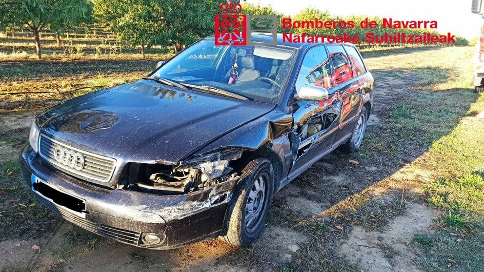 Imagen del estado en el que ha quedado el coche accidentado en Artajona. CEDIDA