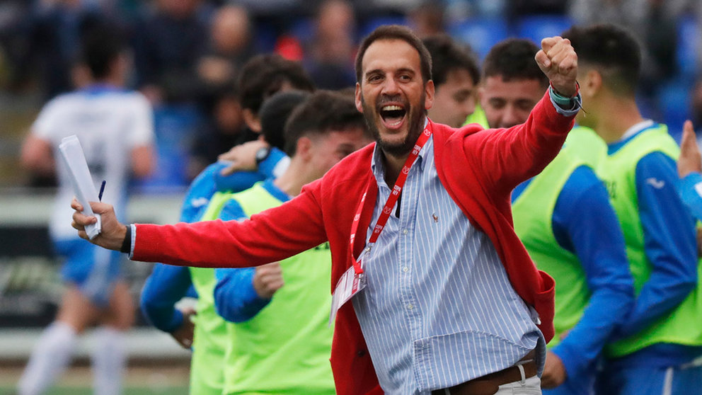 El entrenador del Fuentes, Iván Ballesteros (c), celebra un gol ante Osasuna. EFE / Javier Cebollada