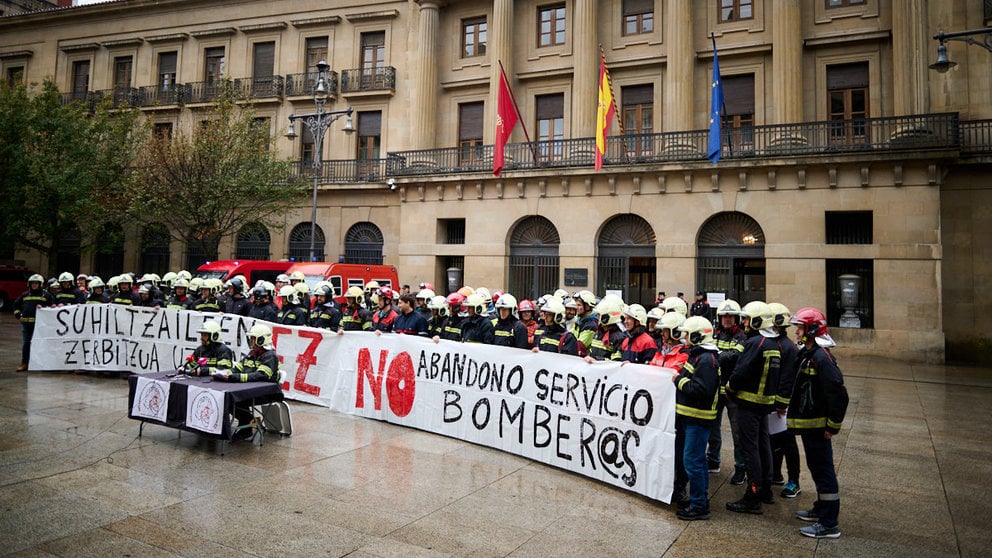 Los bomberso de Navarra se concentran frente al Gobierno bajo el lema 'No al abandono del servicio de Bomberos'. PABLO LASAOSA