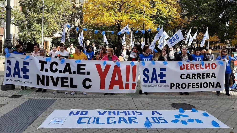 Técnicos sanitarios se concentran frente al Parlamento de Navarra bajo el lema 'No vamos a colgar los guantes'. SAE