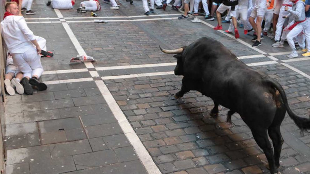 Segundo encierro de San Fermín con toros de la ganadería de Fuente Ymbro a la altura de la contracurva de Mercaderes. MANUEL CORERA