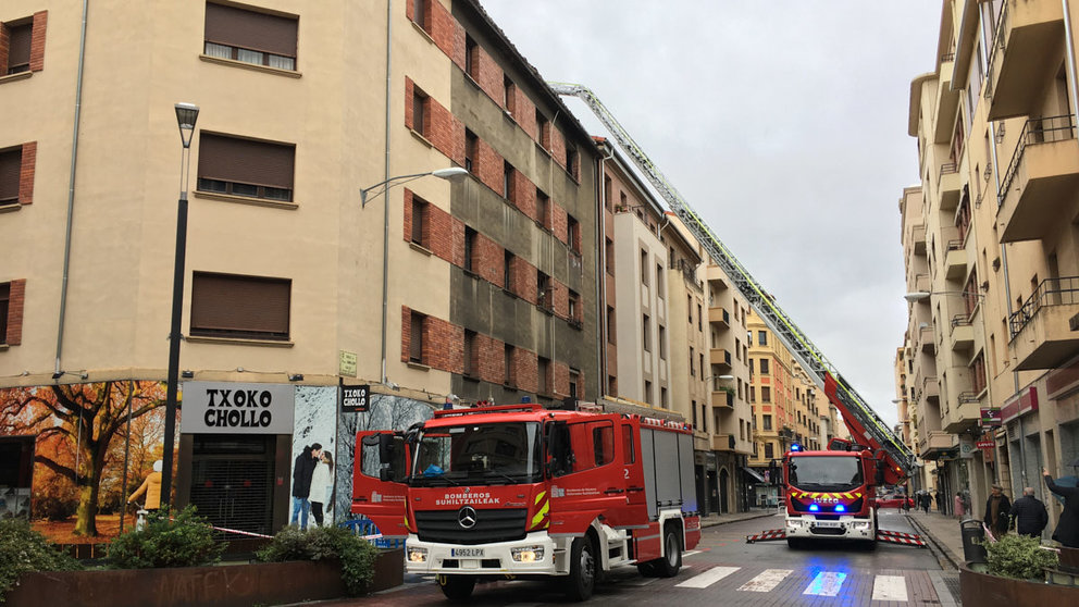 Incendio en el calle Paulino Caballero de Pamplona. IÑIGO ALZUGARAY