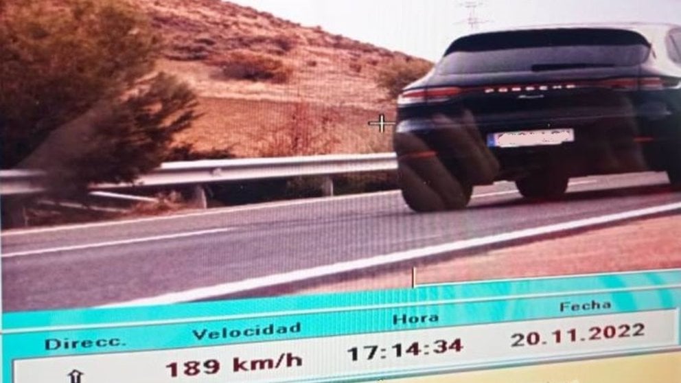 El conductor se enfrenta a una cuantiosa multa por conducir a 189 kilómetros por hora en Navarra. POLICÍA FORAL