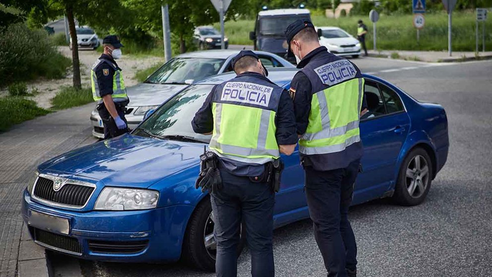 Dos agentes de Policía Nacional en un control. EUROPA PRESS