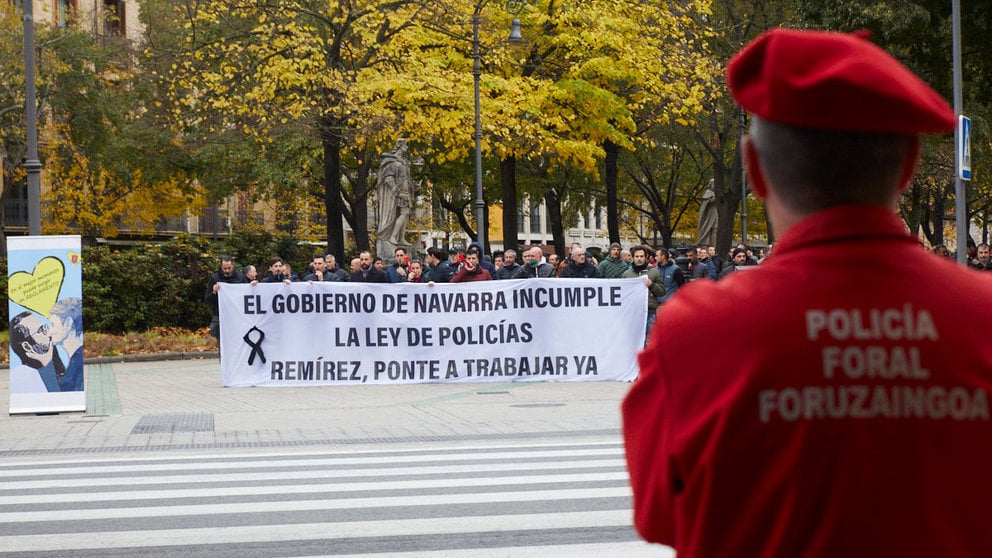 Concentración de policías forales frente al Parlamento de Navarra para reclamar el desarrollo de . la ley foral de Policías. IÑIGO ALZUGARAY