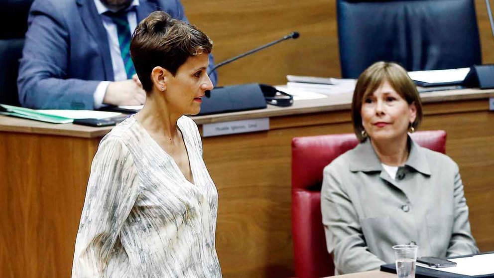 María Chivite y Uxue Barkos en el salón de plenos del Parlamento de Navarra. ARCHIVO