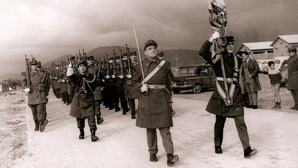 Fotografía tomada el 8 de diciembre de 1968, festividad de la Inmaculada Concepción, Patrona del Arma de Infantería. Ese día se inauguró el nuevo Cuartel de Aizoain y Joaquín Imaz es el que manda la compañía que rindió honores. ARCHIVO