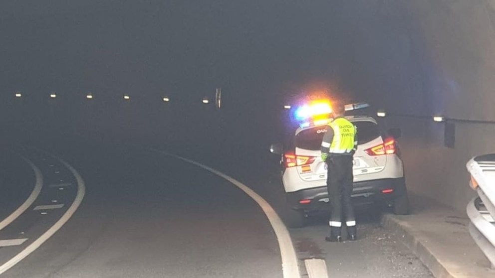 La Guardia Civil investiga la caída de un ciclista en un túnel de la N-121-A en Navarra al paso de un camión. GUARDIA CIVIL
