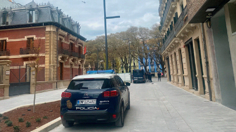 Coche patrulla de la Policía Nacional ante la comisaría de la calle General Chinchilla de Pamplona. POLICÍA NACIONAL.