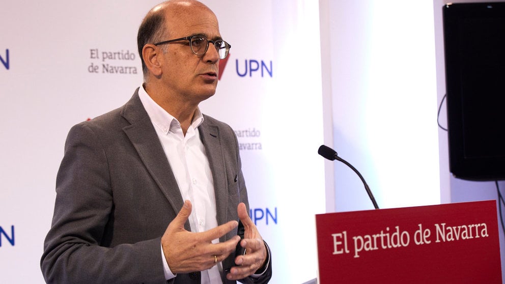 El senador de UPN, Alberto Catalán, presenta las enmiendas que va a registrar el partido regionalista a los Presupuestos Generales del Estado para 2023. IÑIGO ALZUGARAY