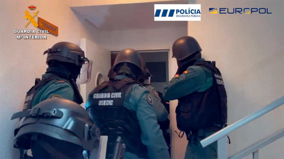 Un momento de la operación de la Guardia Civil contra la banda que asaltaba viviendas en Navarra. GUARDIA CIVIL