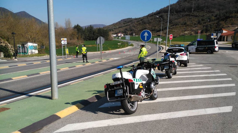 La Guardia Civil en un control de carretera en Navarra. CEDIDA