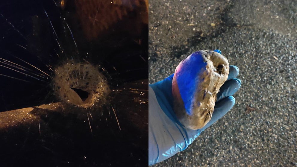 Imagen de la piedra que impactó en un vehículo de la Policía Foral rompiendo la luna. CEDIDA