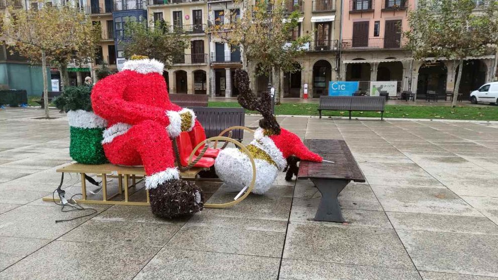 El reno de la iluminación navideña de Pamplona ha amanecido decapitado. L.V.R