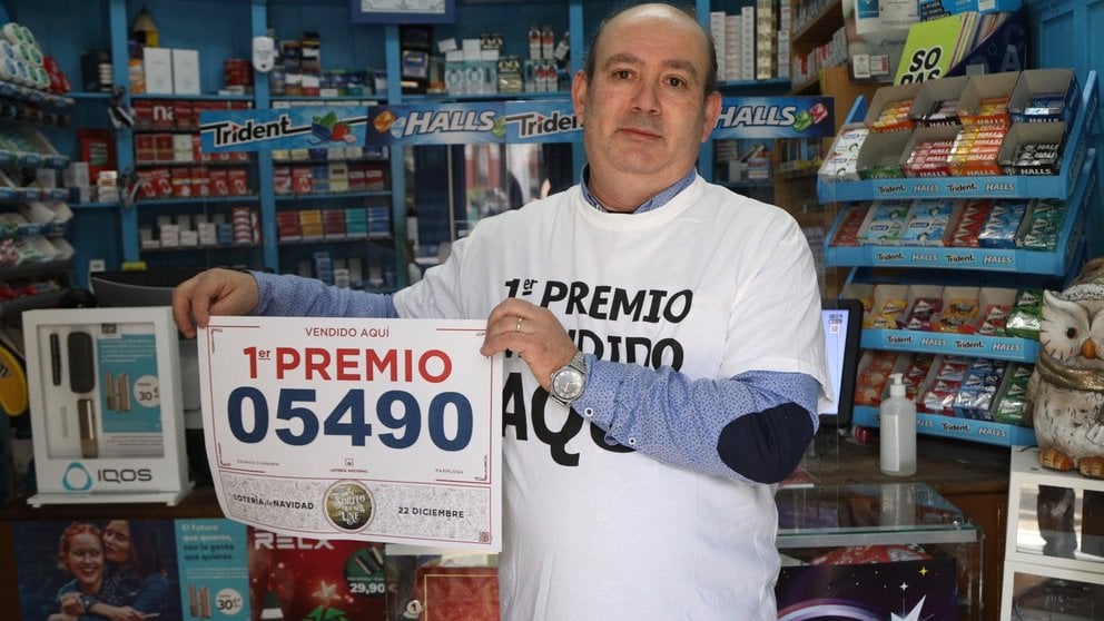 Jesús Mari, del punto de venta autorizado de Lotería en Ciudadela 7 de Pamplona, ha vendido el Gordo del sorteo de la Lotería de Navidad. ÍÑIGO ALZUGARAY