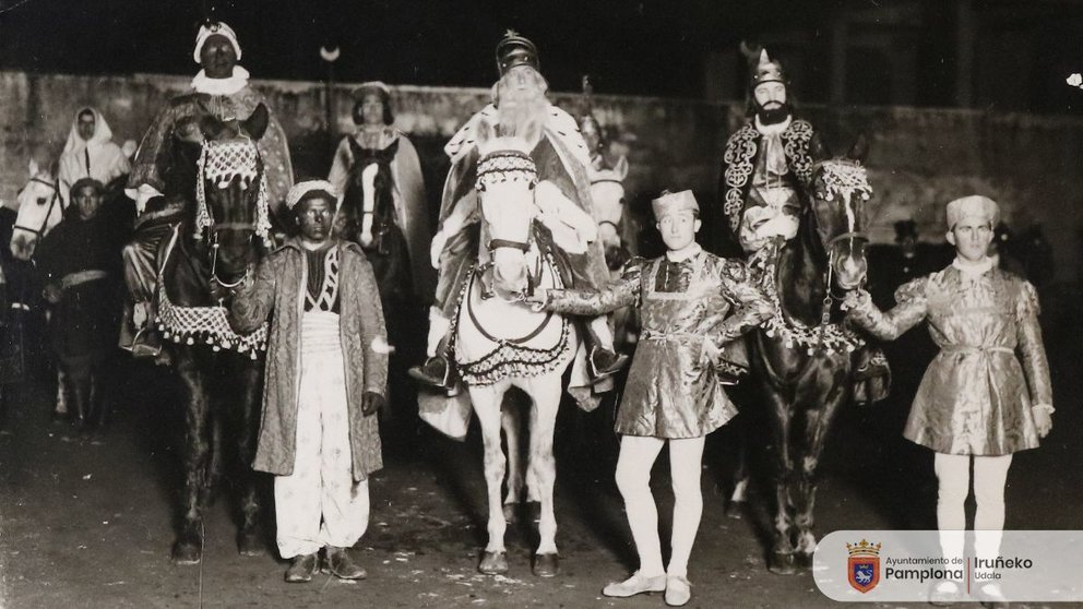 Los Reyes Magos en su visita a Pamplona durante la Navidad de 1930. CEDIDA