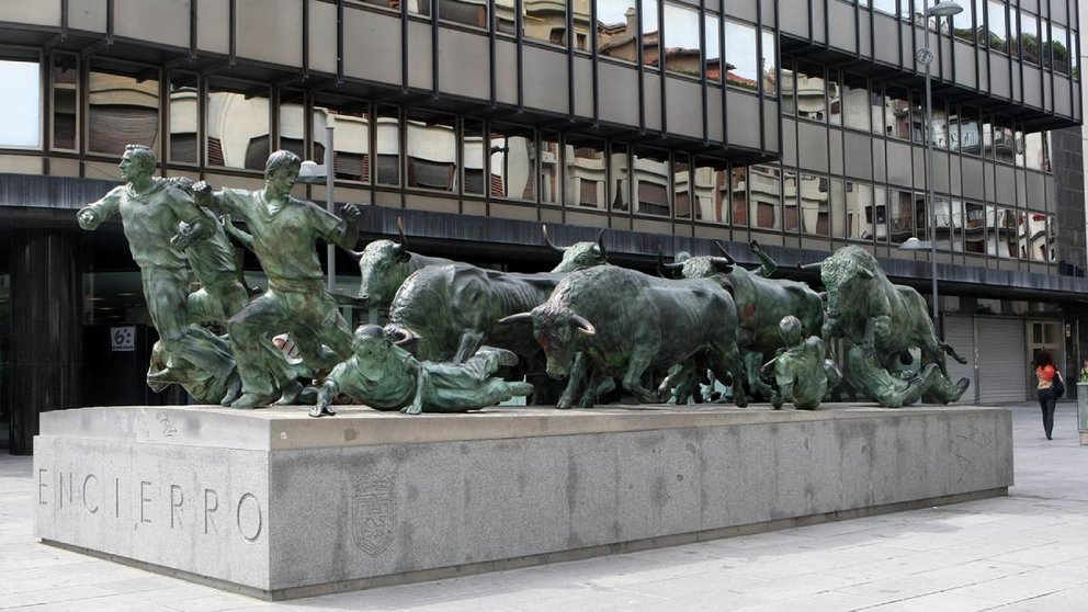 Monumento al encierro de Pamplona, del escultor vasco Rafael Huerta. ARCHIVO