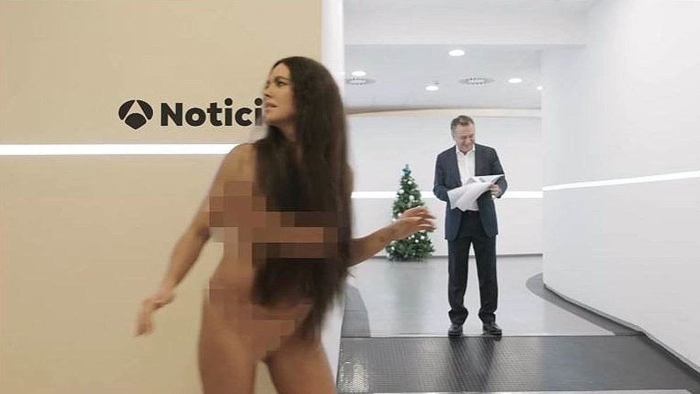 Captura del vídeo promocional de Antena 3 en el que Cristina Pedroche se pasea desnuda. ANTENA 3