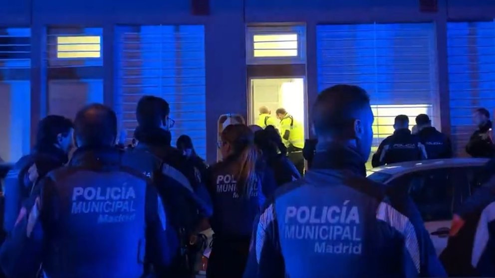 El equipo de emergencias atiende al asesino que intentó suicidarse después de matar a la hija de su ex pareja en Madrid. EMERGENCIAS MADRID