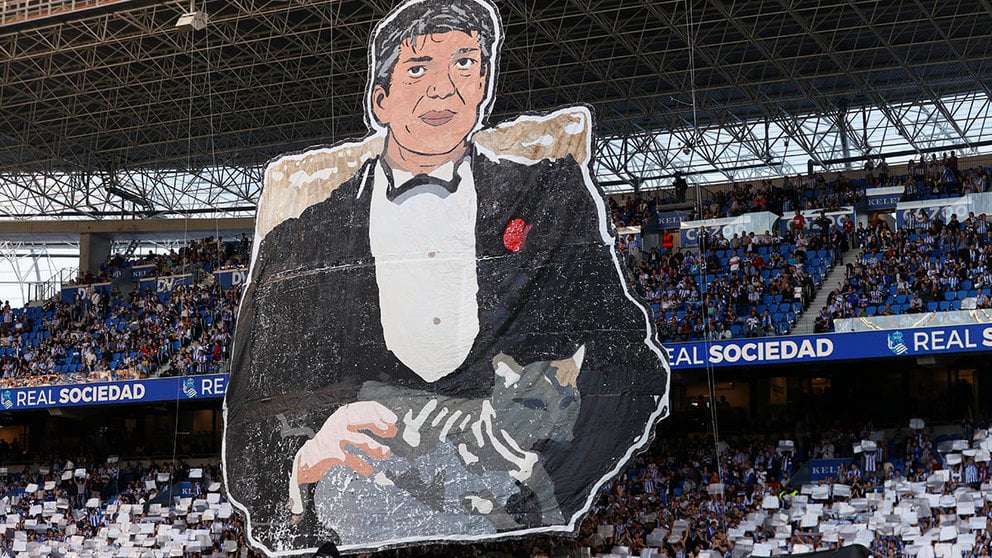 Una pancarta que conmemora los 200 partidos de Imanol Alguacil como entrenador de la Real Sociedad es desplegada en las gradas antes del partido de la Real Sociedad ante el Osasuna que se disputa este sábado en el estadio Reale Arena. EFE/ Javier Etxezarreta